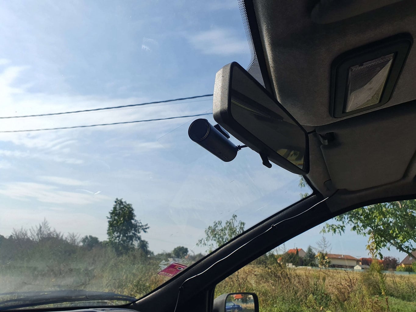 Ze względu na brak wyświetlacza i niewielkie rozmiary, kamerę można ukryć za lusterkiem