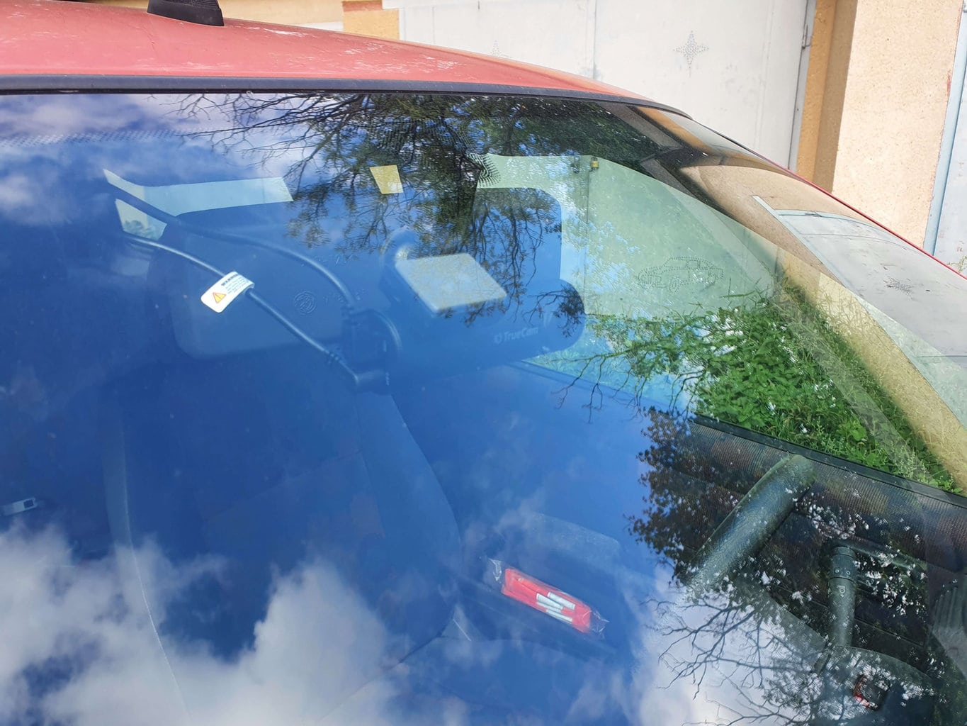 Najbardziej rzucającą się w oczy cechą kamery samochodowej jest szara taśma samoprzylepna