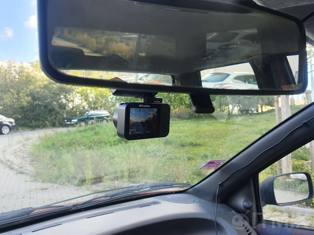 Kamerę należy umieścić w taki sposób, aby przyciski znajdowały się w zasięgu ręki