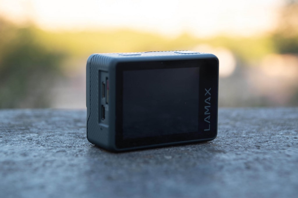 Kamera sportowa Lamax X7.2 posiada pojedynczy wyświetlacz z tyłu