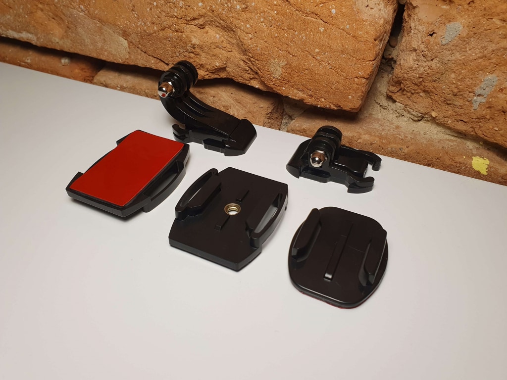 Mocowania samoprzylepne nadają się do bardziej płaskich powierzchni