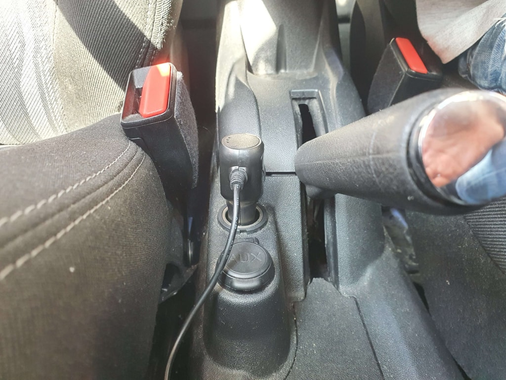 Kamerę można podłączyć do zapalniczki samochodowej lub gniazda 12V