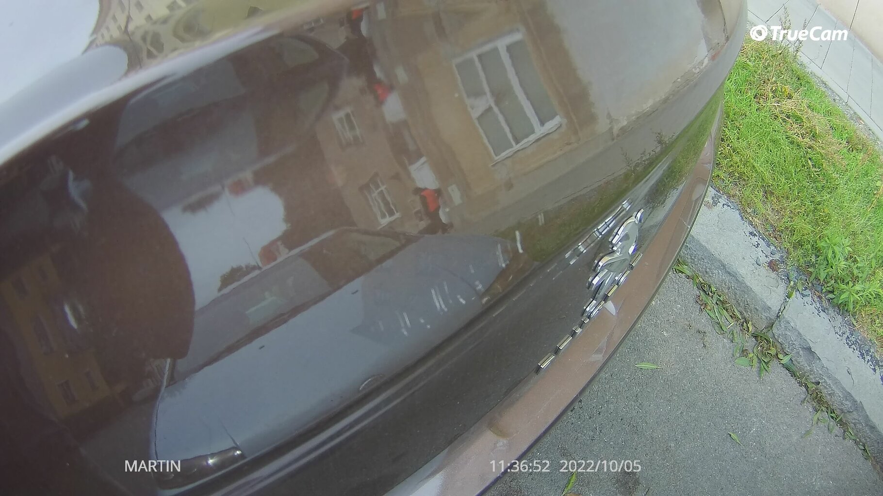 Dzienne obrazy z kamery samochodowej są solidnej jakości, ale brakuje im ostrości