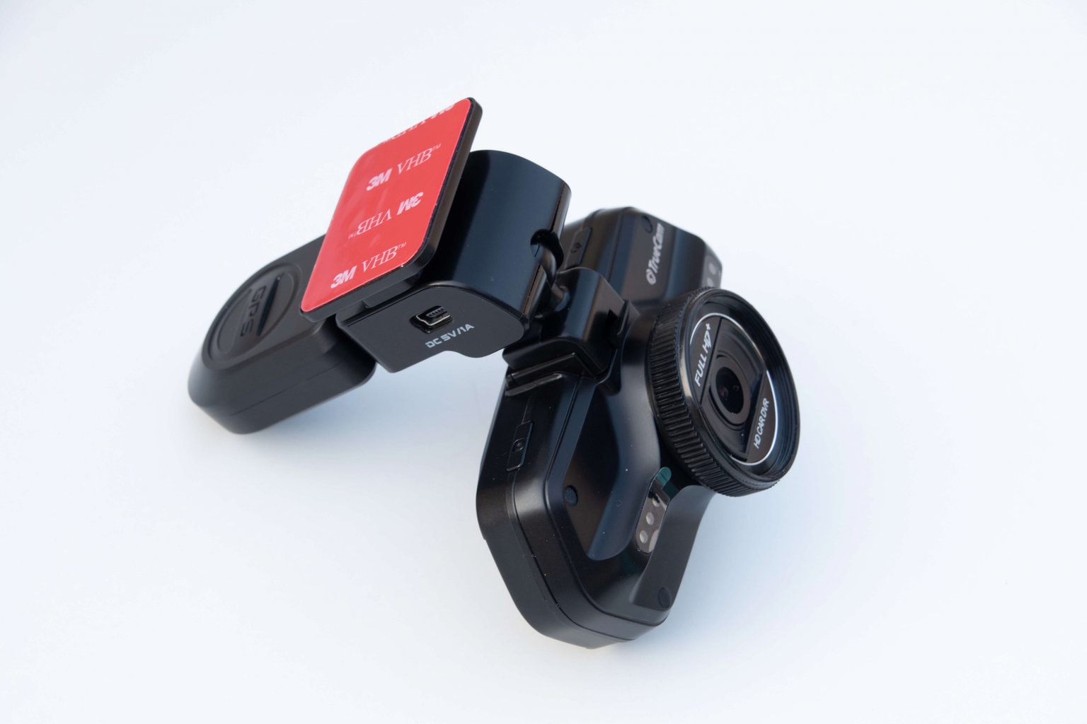 Z mocowania samoprzylepnego skorzystają osoby, które planują korzystać z kamery przez dłuższy czas