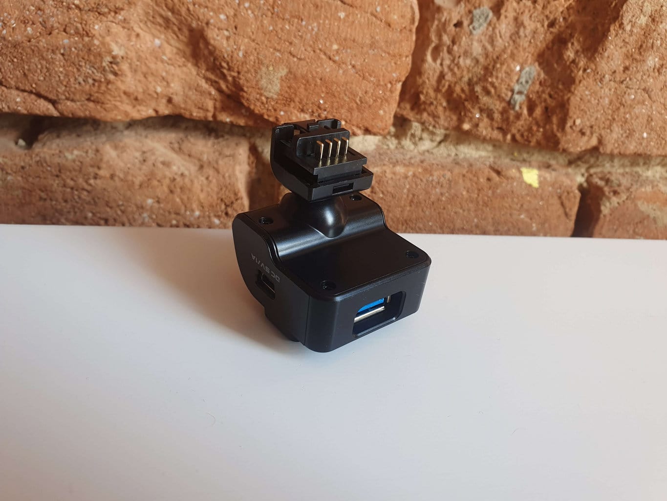 Przystawka łączy kamerę, uchwyt, moduł GPS i kabel zasilający