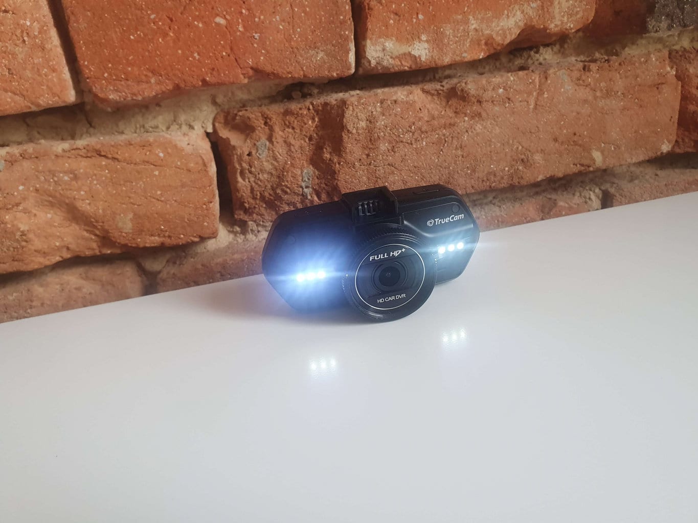 Lampa błyskowa jest szczególnie przydatna podczas nagrywania lub fotografowania w nocy