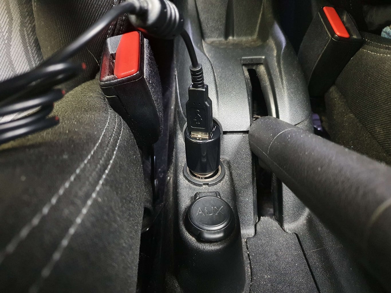 Adapter można podłączyć do gniazda 12V lub ładowarki samochodowej