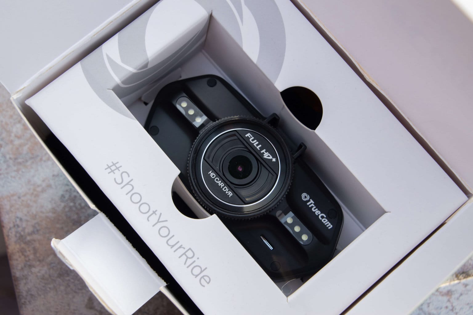 Zaraz po otwarciu opakowania można zobaczyć kamerę samochodową