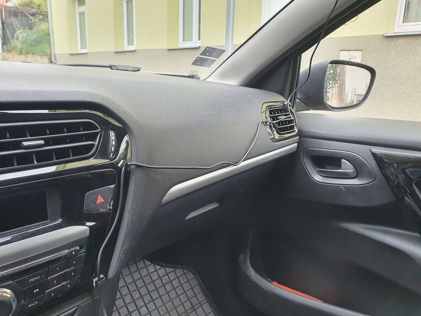 Dołączone samoprzylepne uchwyty najlepiej trzymają się gładkich powierzchni