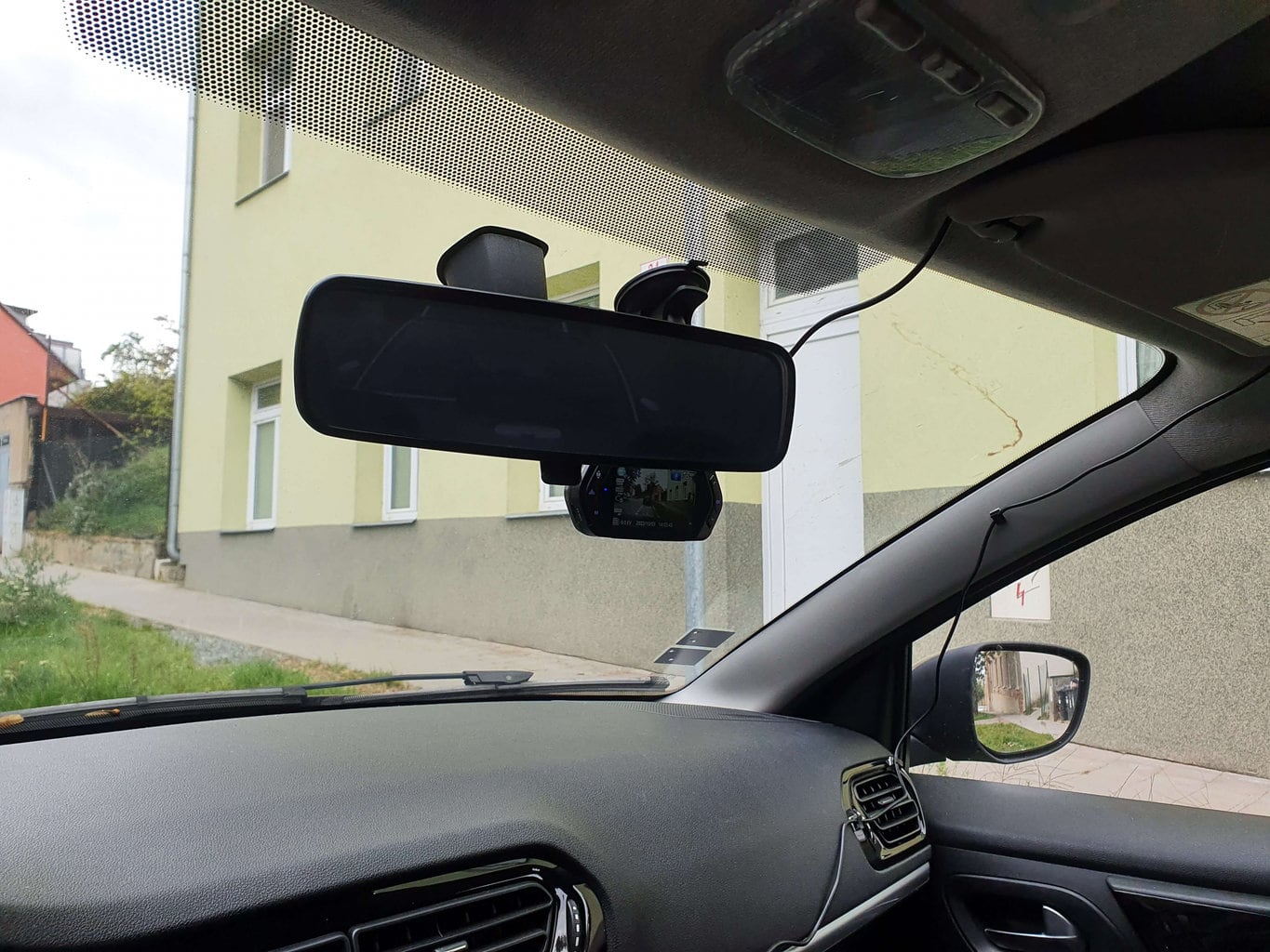 Większość części kamery samochodowej można ukryć za lusterkiem wstecznym