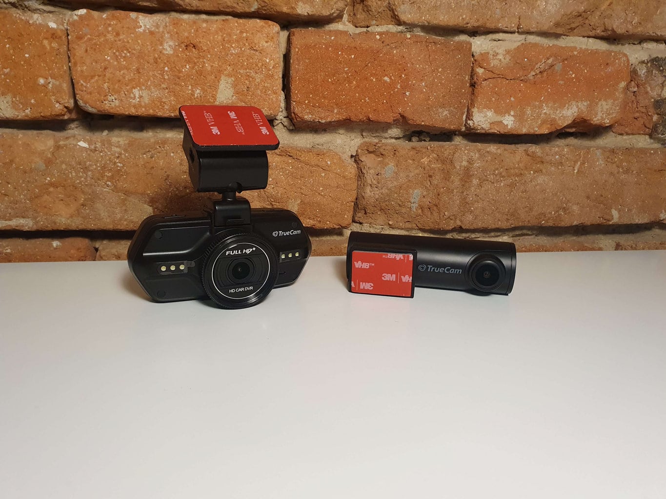 TrueCam A7s GPS nie należy do najbardziej kompaktowych urządzeń