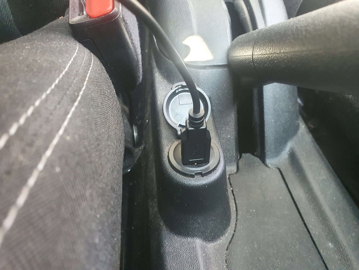 Wbudowane gniazdo USB jest alternatywą dla adaptera