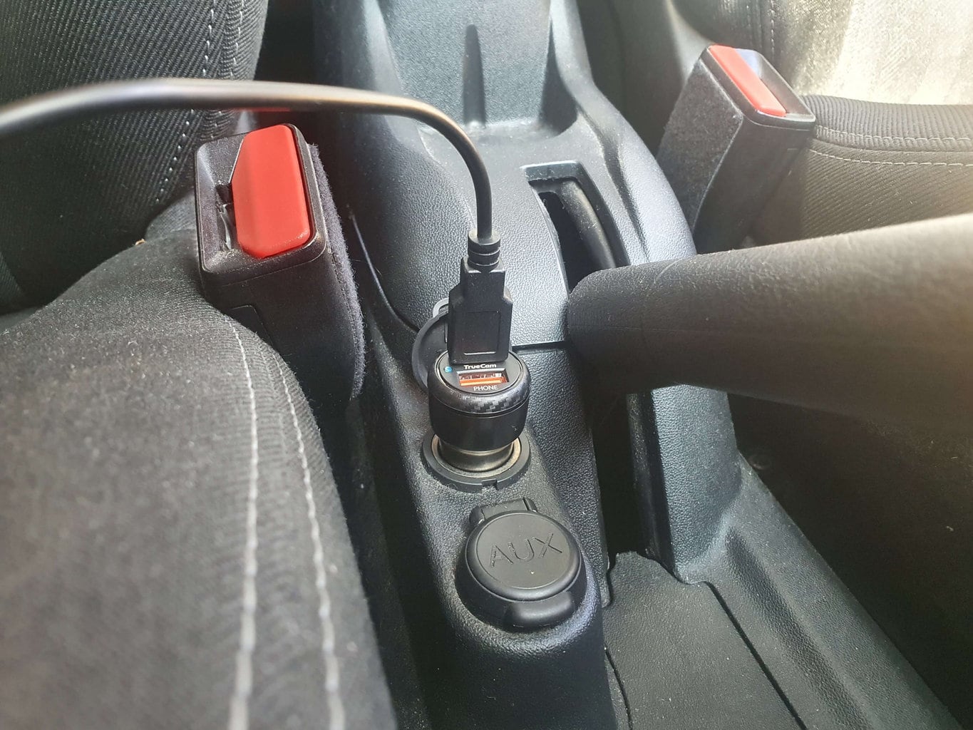 Adapter można podłączyć do zapalniczki samochodowej lub gniazda 12 V