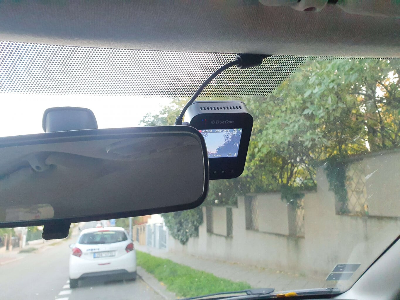 Elementy sterujące kamery samochodowej są łatwo dostępne