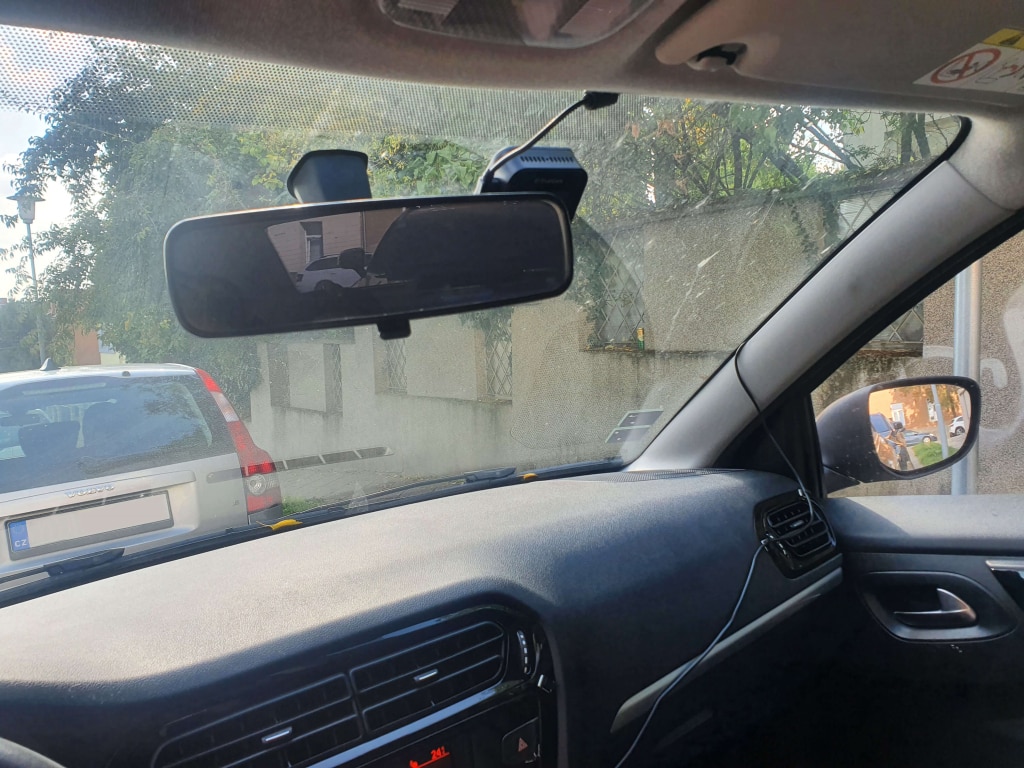 Podczas instalacji kabel można poprowadzić przez uchwyty lub listwy ozdobne