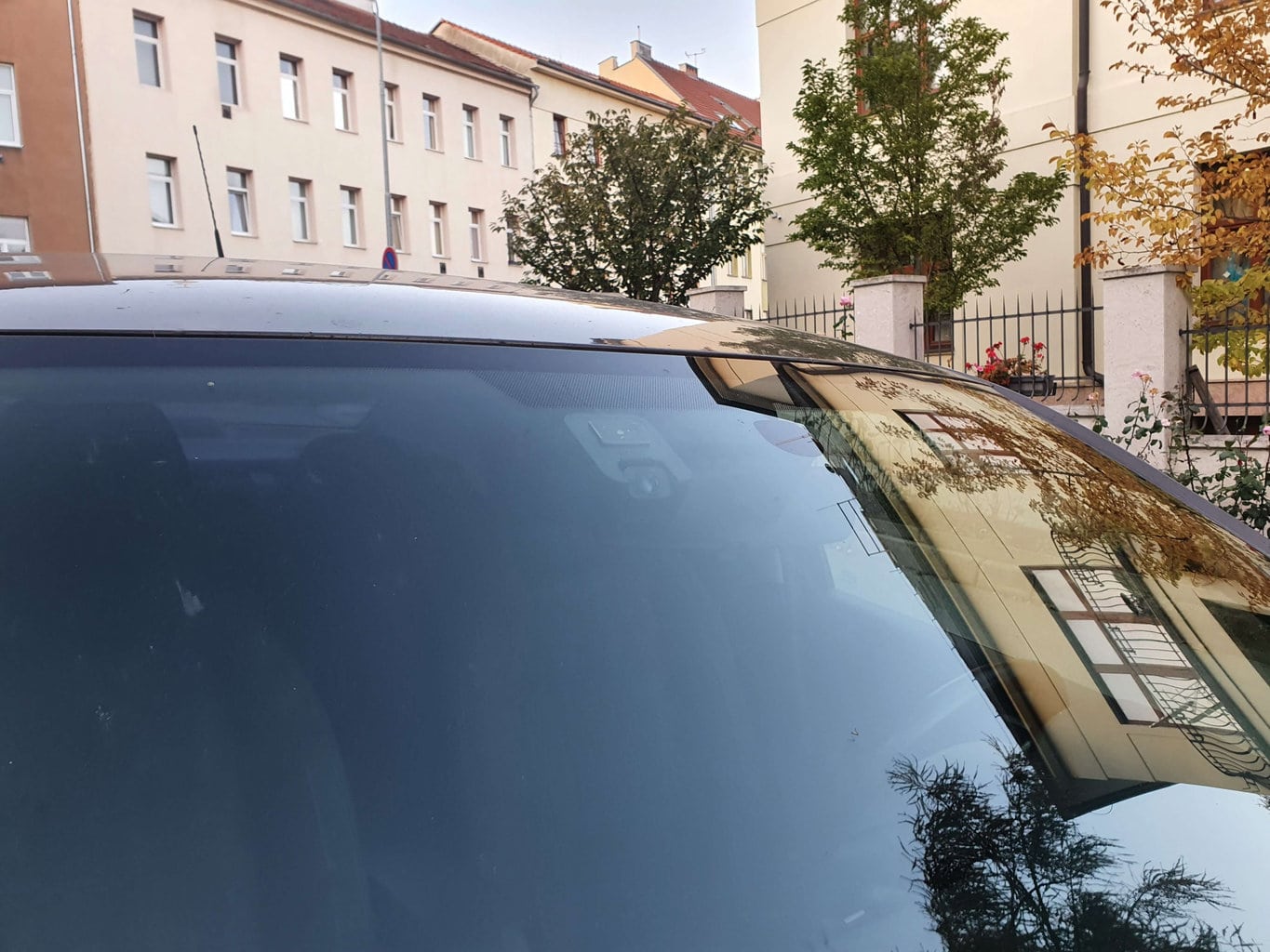 Pomimo większych rozmiarów, kamera samochodowa jest stosunkowo dyskretna