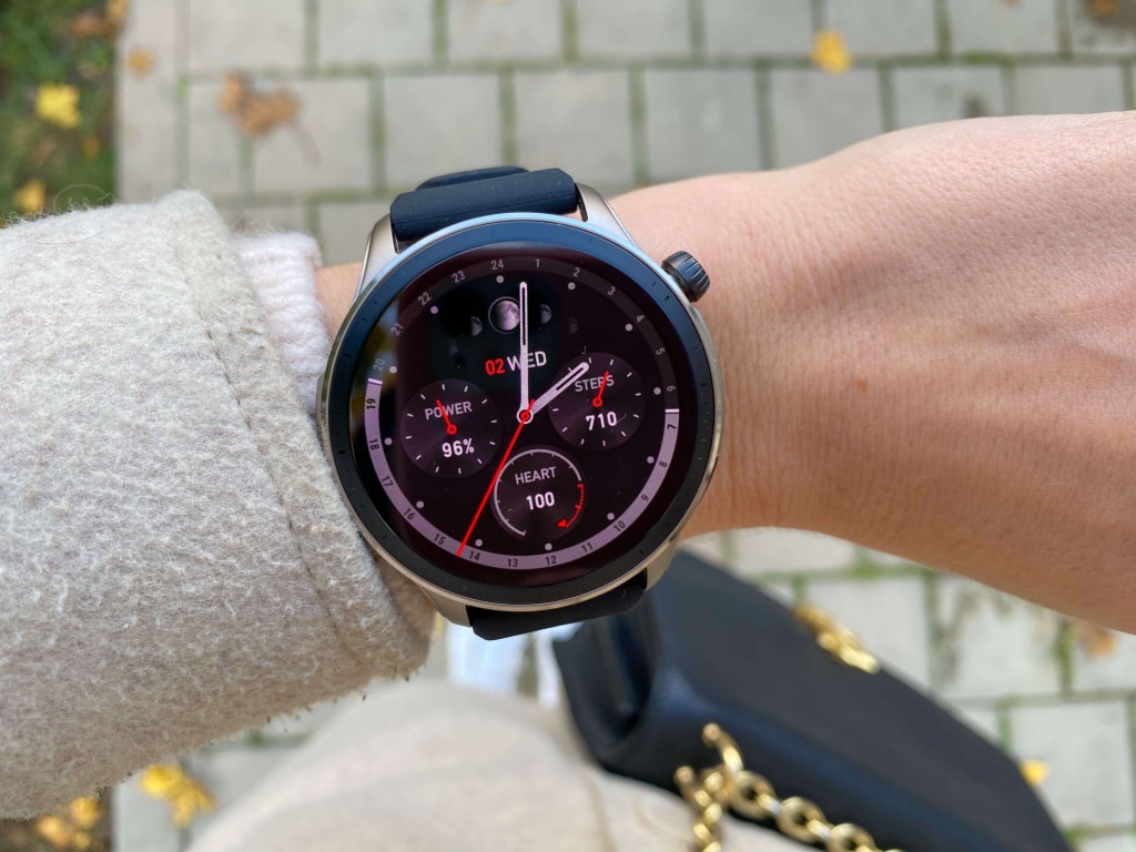 Zegarek posiada wyświetlacz AMOLED