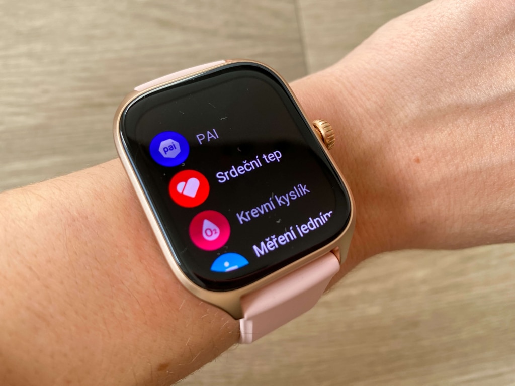 Interfejs zegarka jest przejrzysty