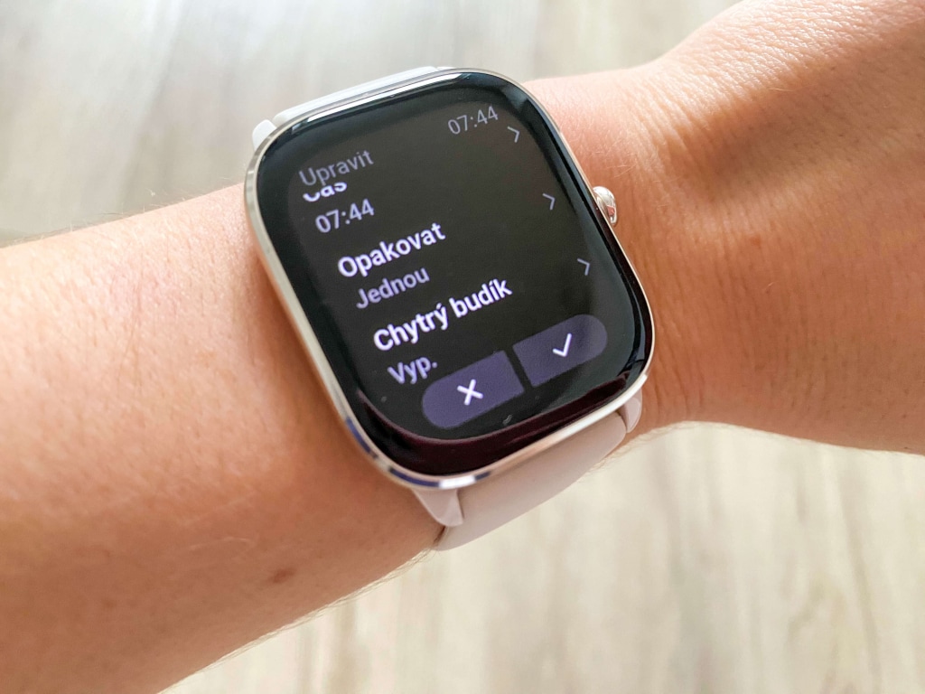 Zegarek jest wyposażony w inteligentny budzik