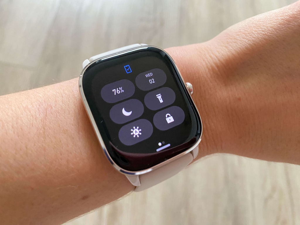 Łatwa regulacja jasności lub włączenie trybu nocnego