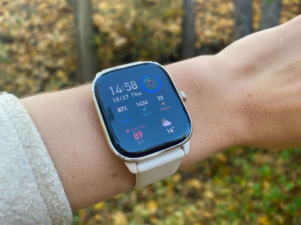 Zegarek posiada wyświetlacz AMOLED