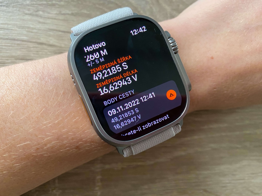 Pokazuje dokładne współrzędne