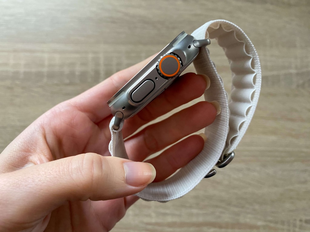 Po prawej stronie znajduje się koronka i przycisk