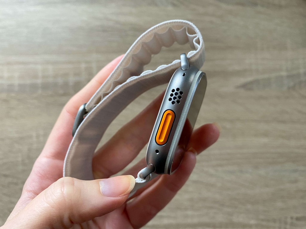 Lewa strona jest zdominowana przez przycisk