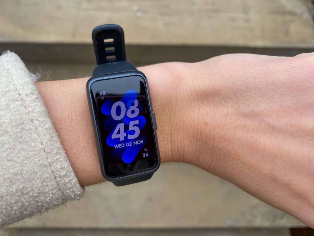 Opaska fitness posiada wyświetlacz AMOLED