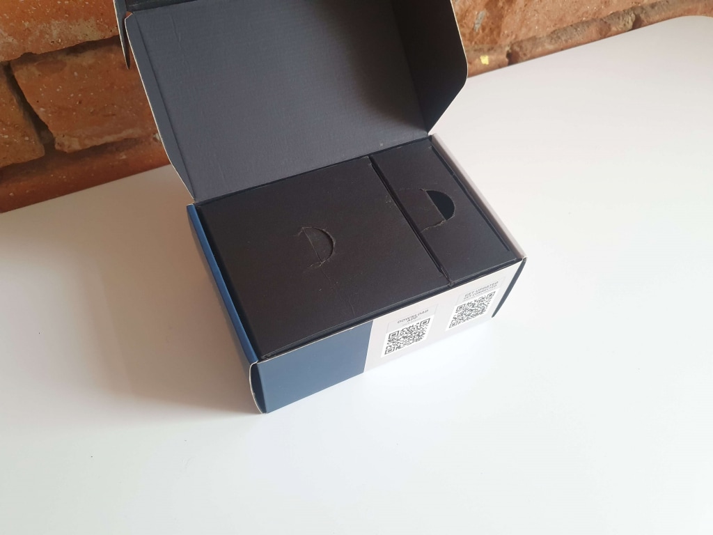 Wewnętrzna przestrzeń jest podzielona przez dwa mniejsze pudełka