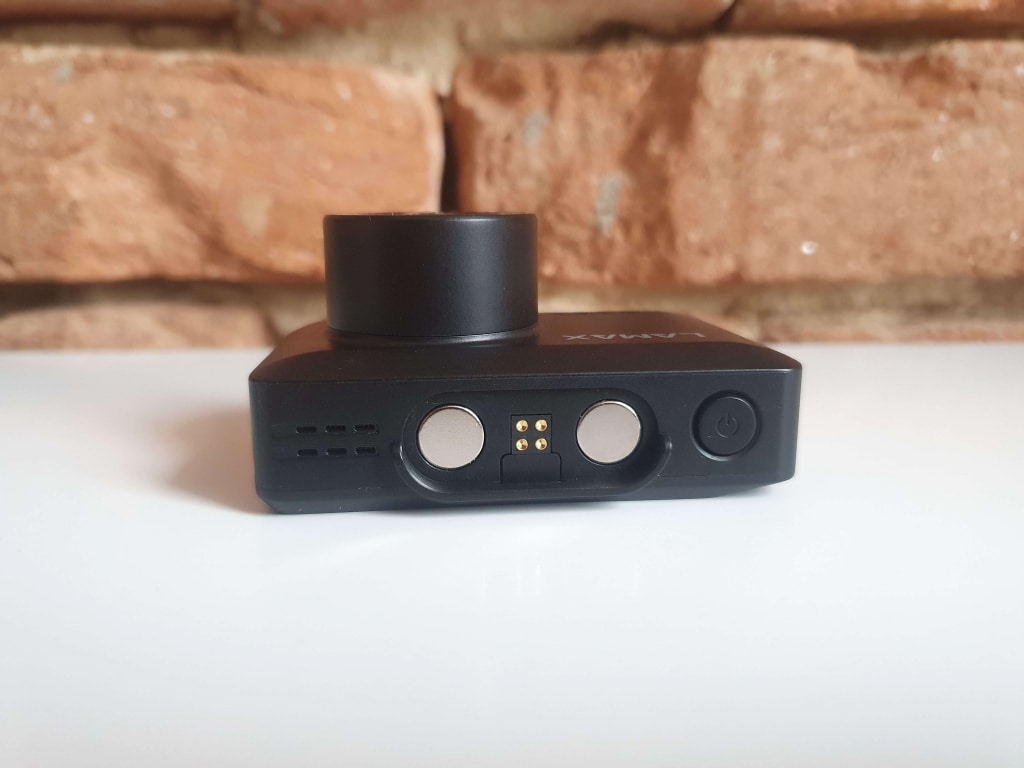 Pomimo silnych magnesów, demontaż kamery jest łatwy