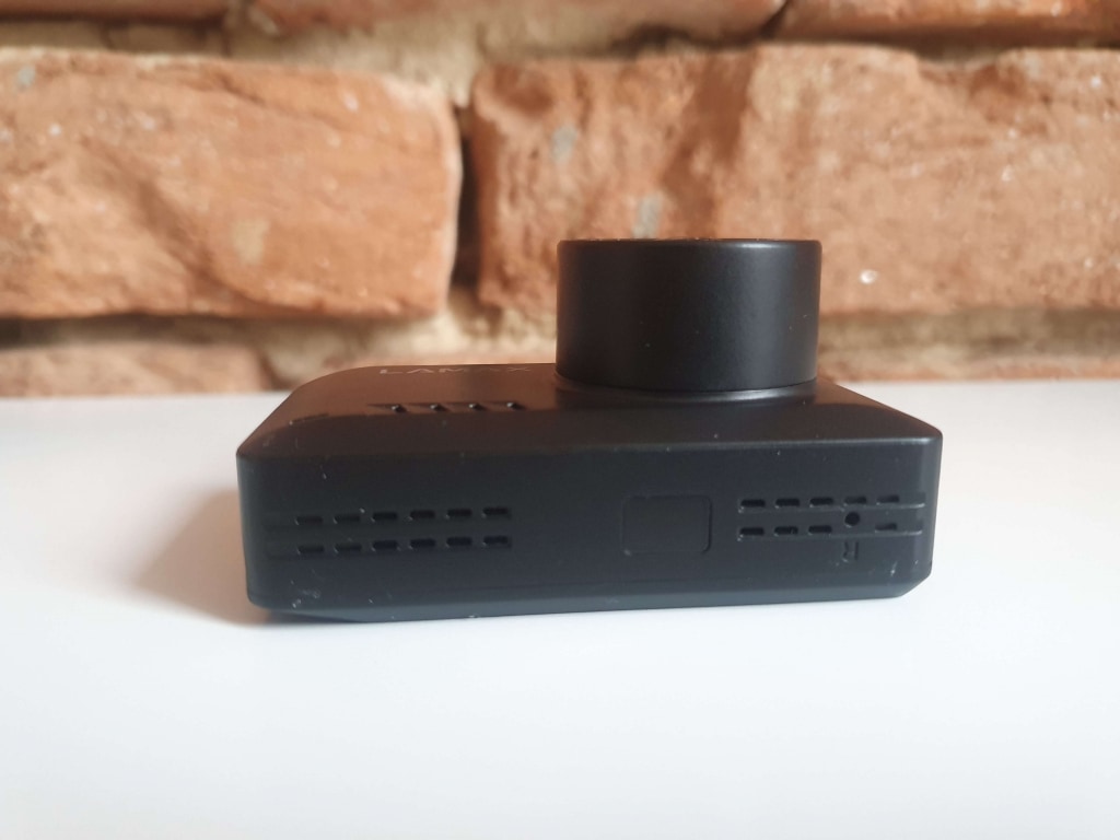 Na spodzie znajduje się tylko przycisk resetowania