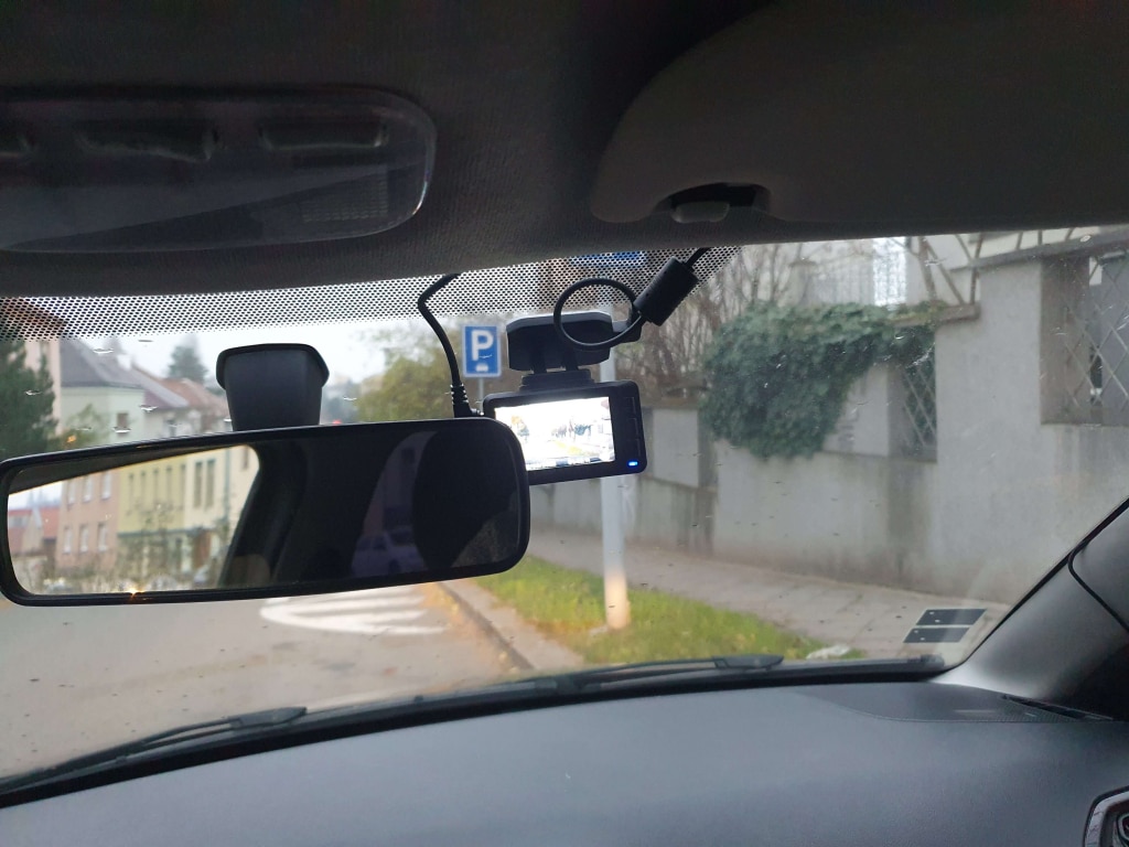 Kamera samochodowa jest kompaktowa i nie powinna przeszkadzać