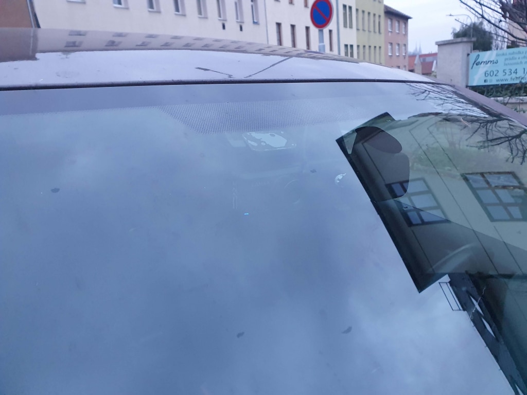 Z zewnątrz kamera samochodowa jest stosunkowo dyskretna