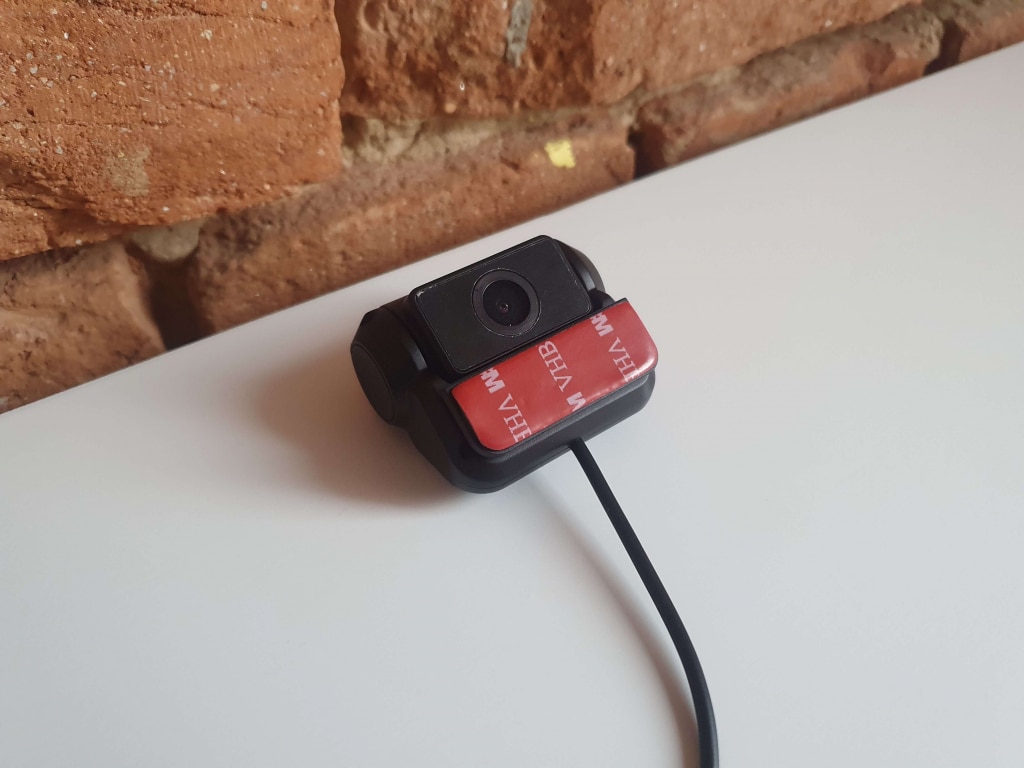 Mocowanie tylnej kamery jest samoprzylepne i zdejmowane