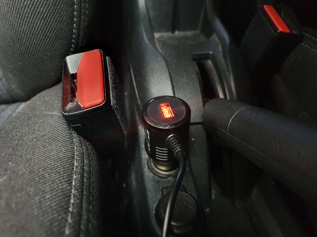 Adapter wyposażony jest w gniazdo USB z czerwonym podświetleniem