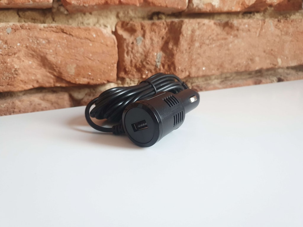 Adapter jest przeznaczony do gniazdek 12V i zapalniczek samochodowych