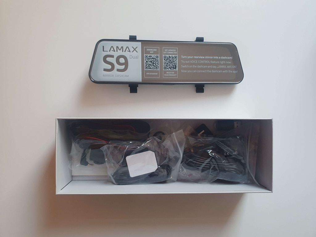 Pod kamerą znajdują się pozostałe akcesoria w opakowaniu