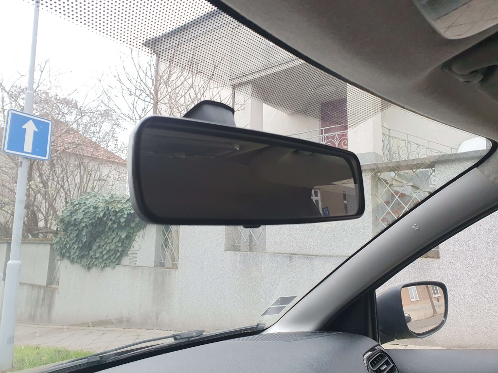 Wewnętrzne lusterko wsteczne przed zamontowaniem kamery samochodowej