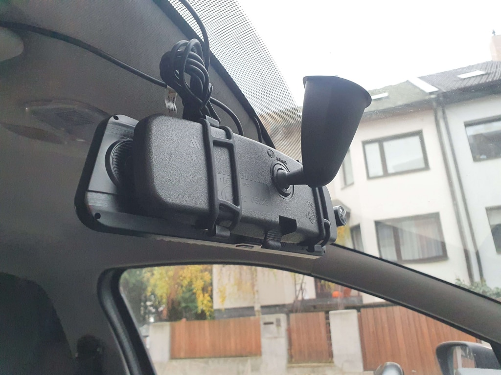 Mocowanie lusterka wstecznego jest bardzo mocne