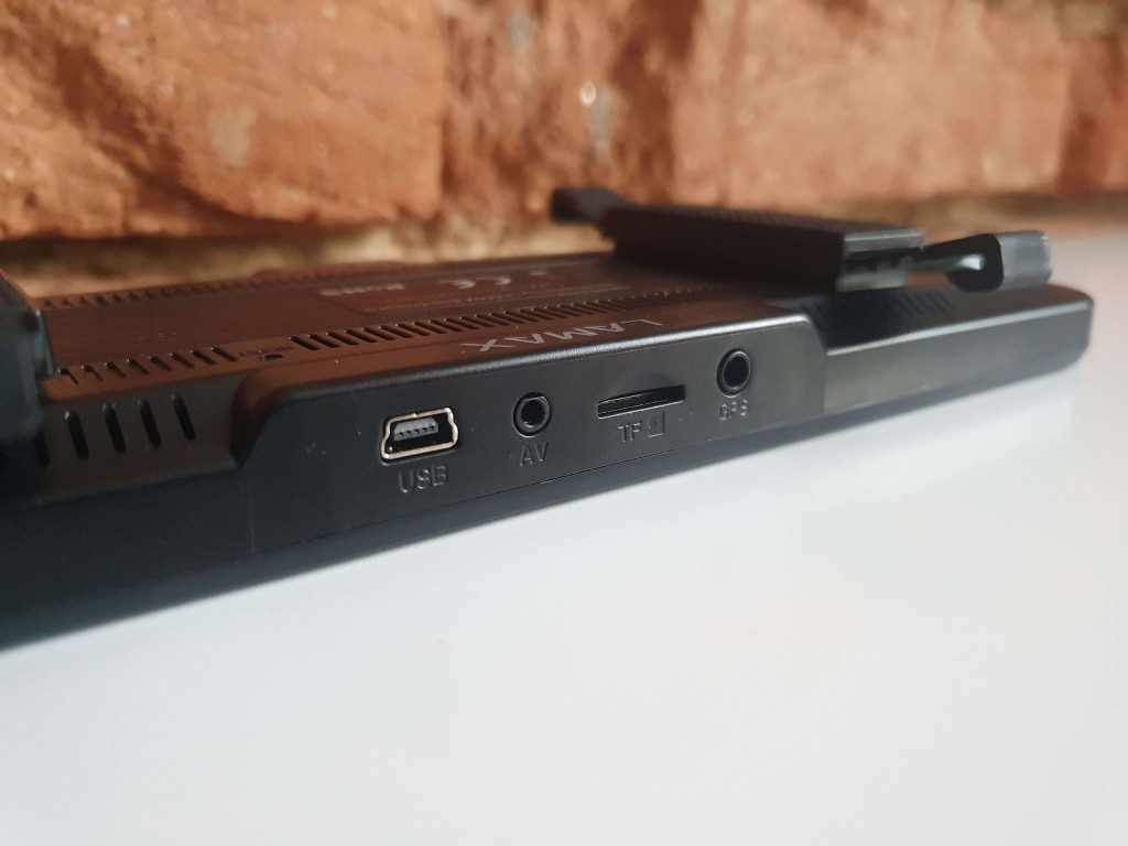 Na górze znajdują się wejścia i gniazdo kart microSD