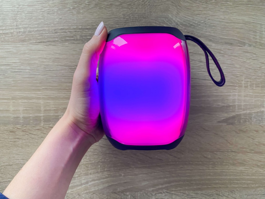 Głośnik mieści się w dłoni