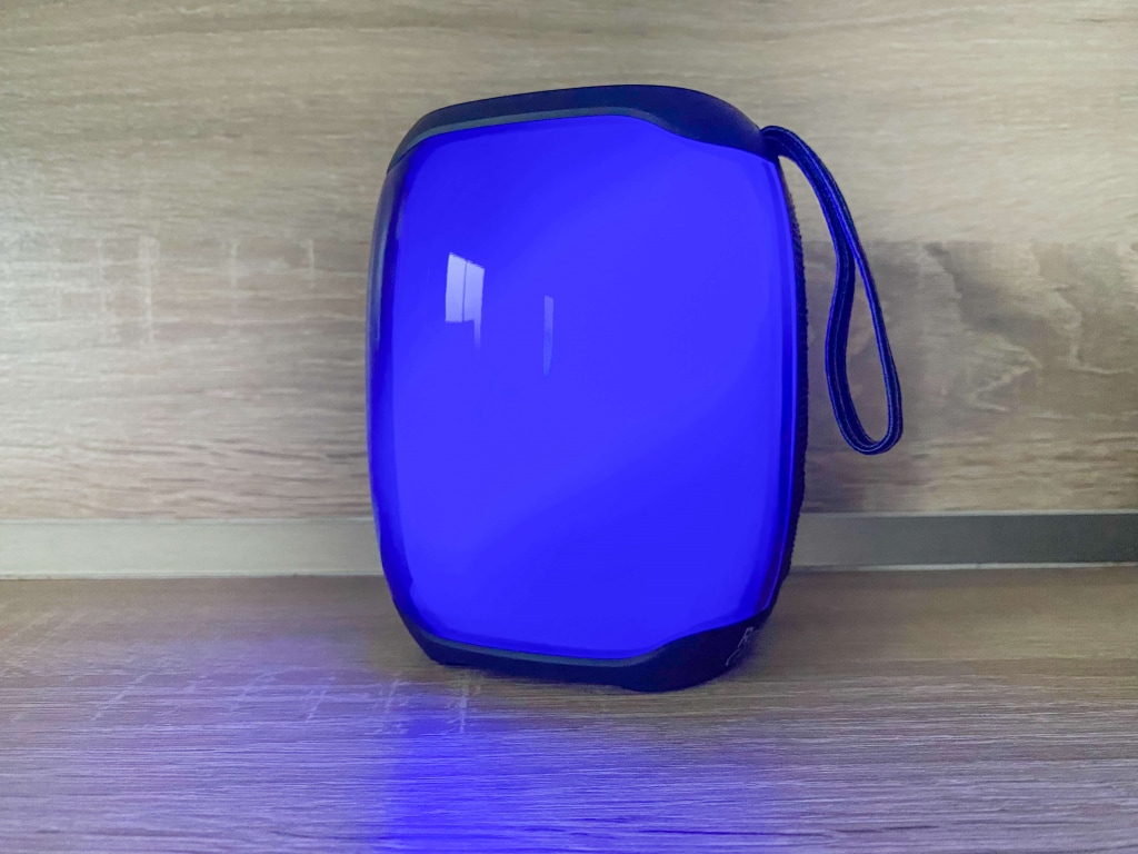 Reaguje na głośność