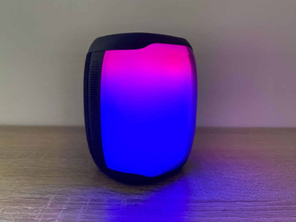 Głośnik ma futurystyczny charakter