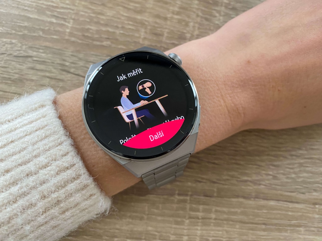 Informuje, jak postępować