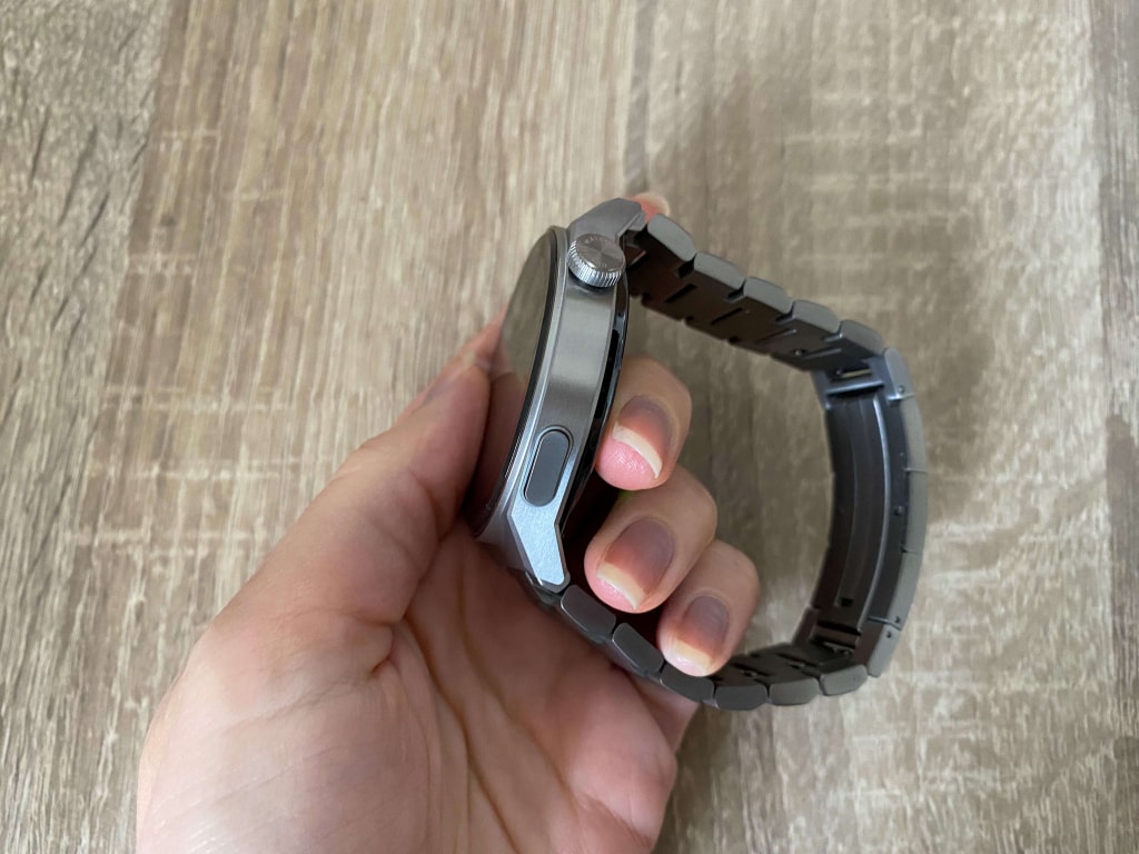 Z boku znajduje się obrotowa koronka i przycisk