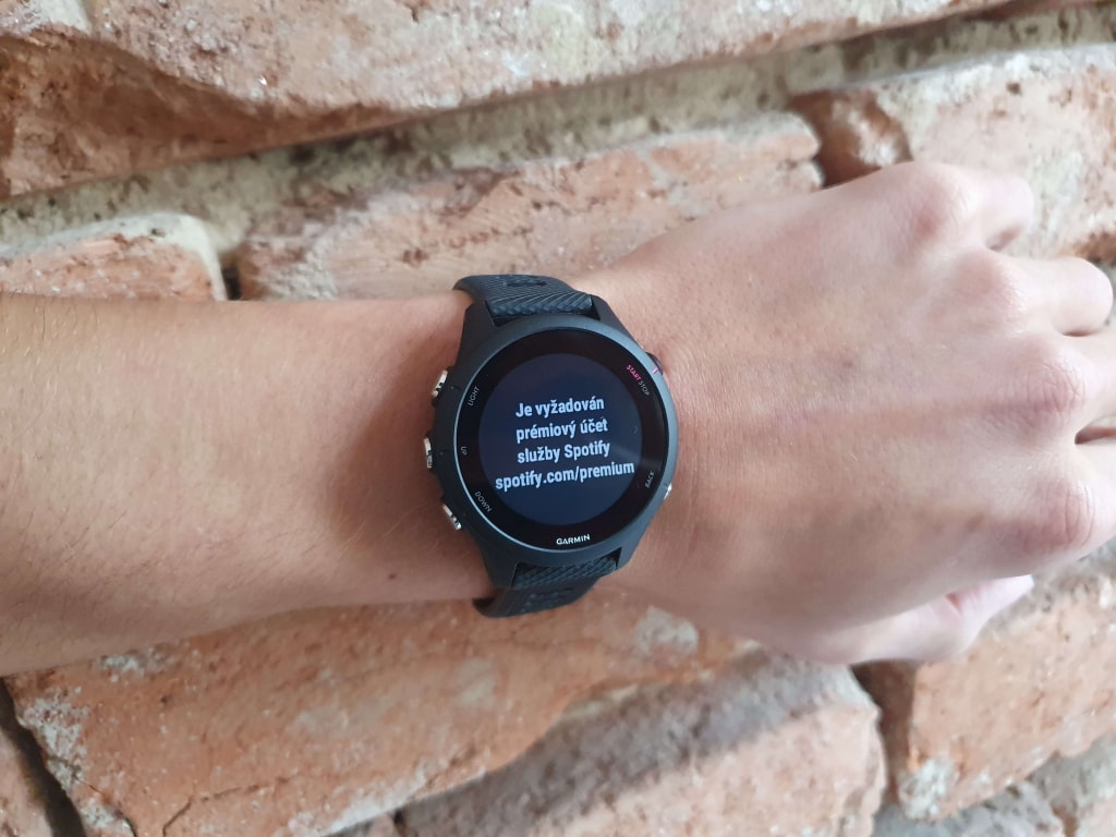 Jeśli nie masz konta premium, możesz przechowywać swoją muzykę na zegarku