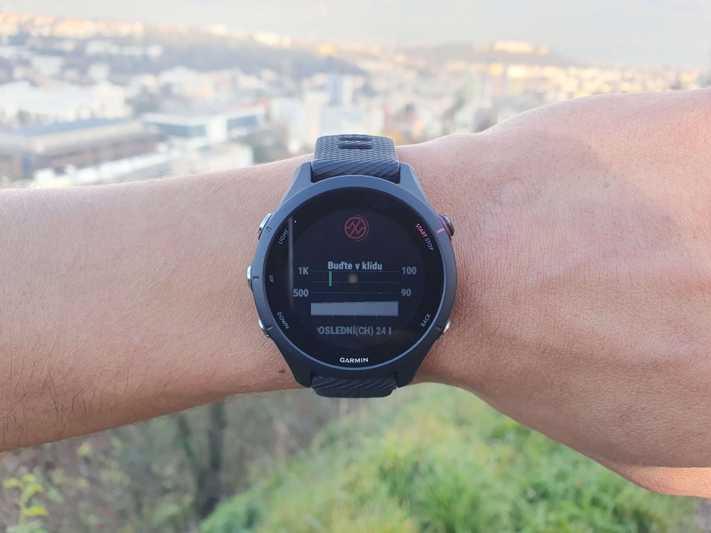 Wśród czujników znajdziemy również pulsoksymetr