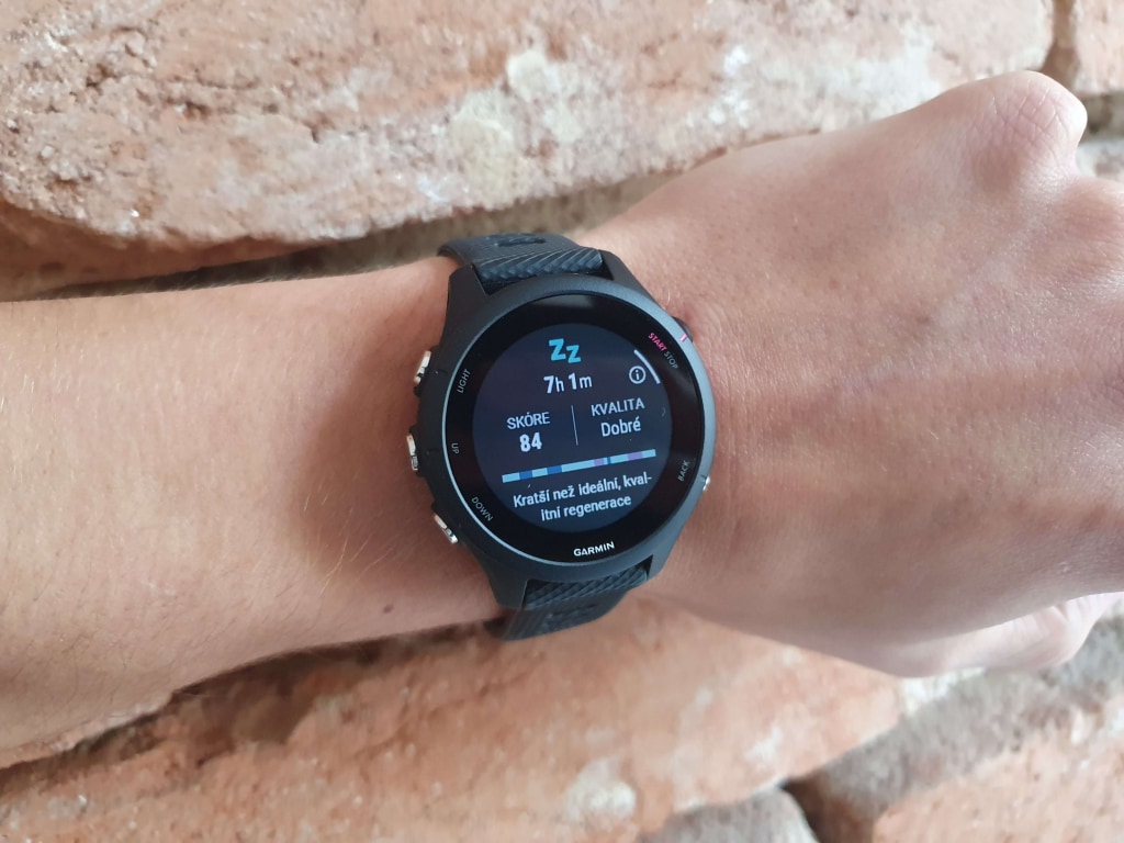W szczegółach, najpierw zobaczysz czas snu i krótką ocenę