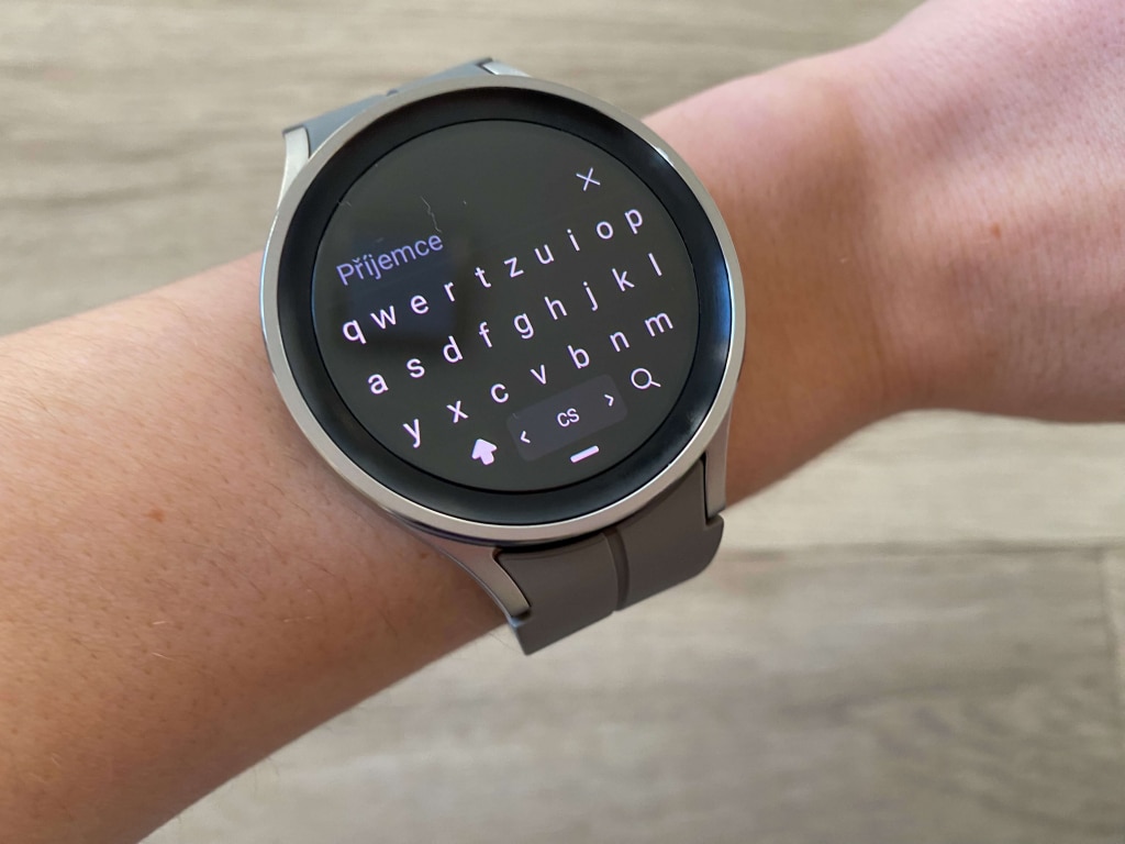 Wiadomości można wpisywać na klawiaturze